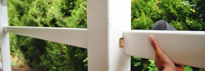Person steckt Seitenteile für ein Carport zusammen